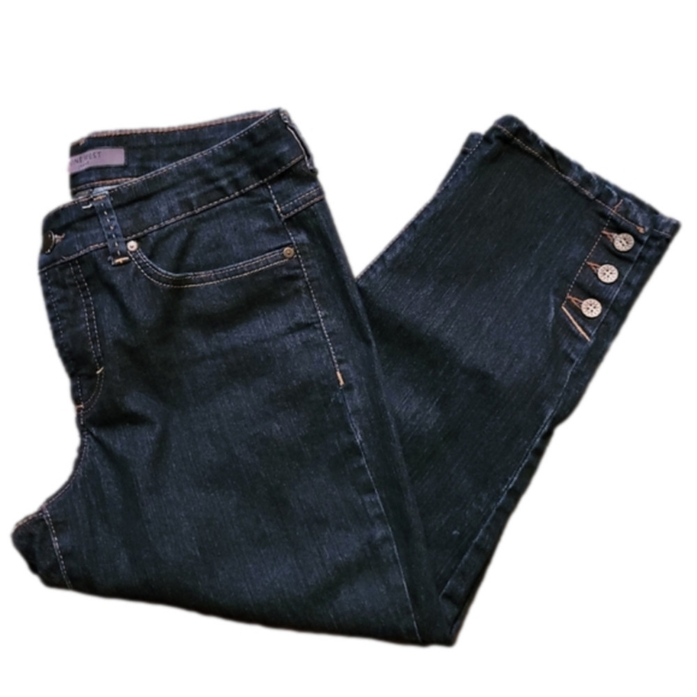 𝅺nine WEST jeans. Size 8/Inseam 21 inches. Buttons on side. EXCELLENT CONDITION!